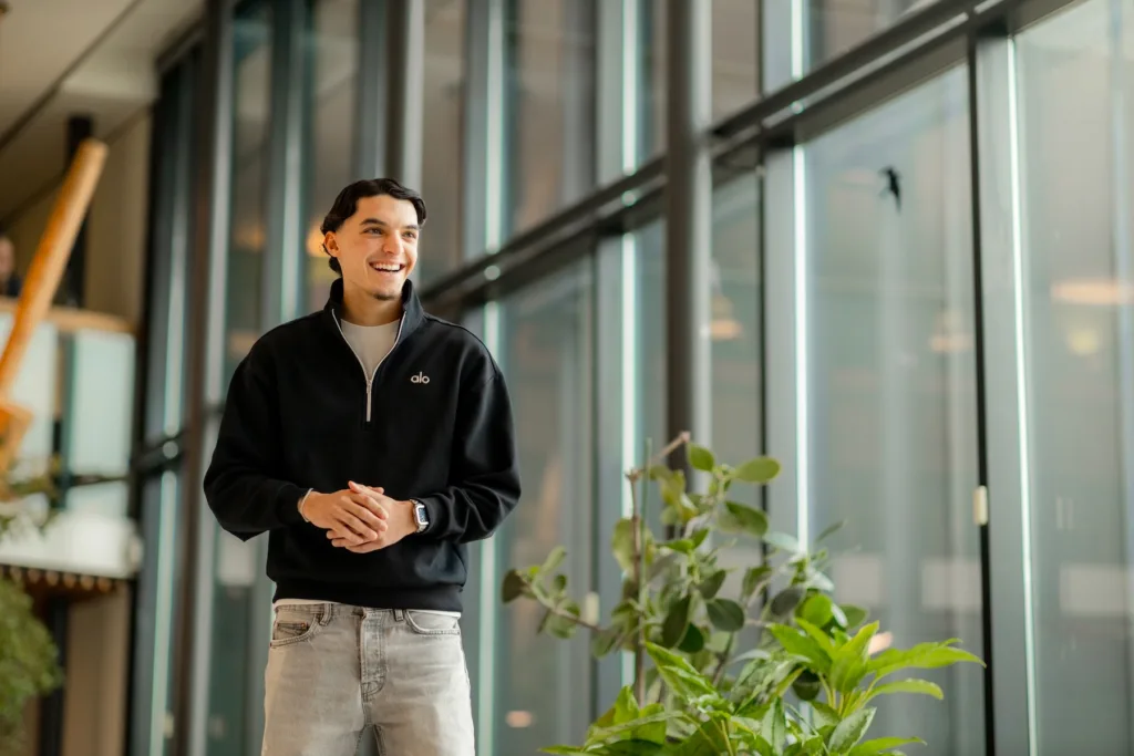 Jonge collega van OneLane in het atrium van het kantoor