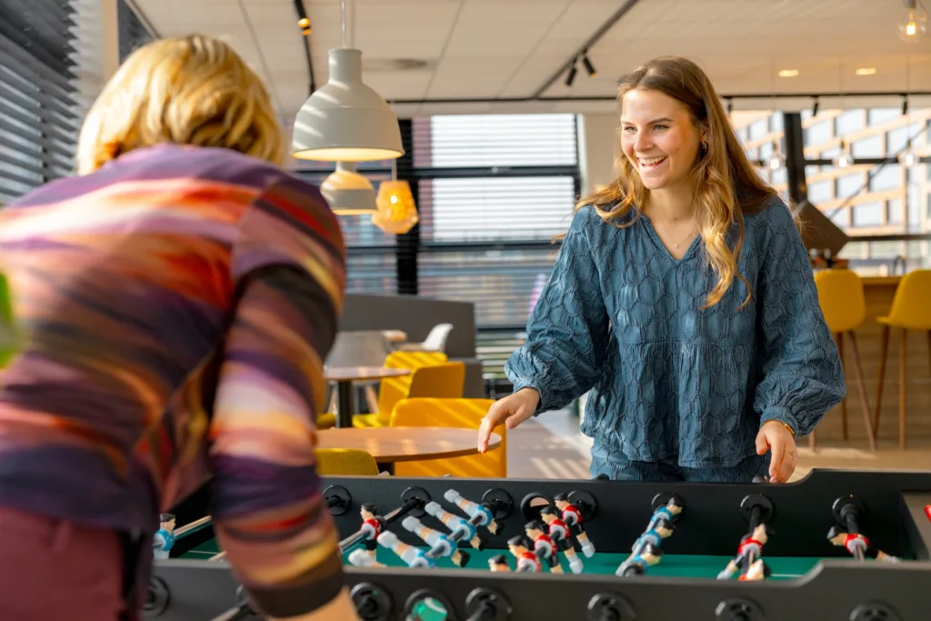 Collega’s spelen tafelvoetbal in de koffiecorner van OneLane